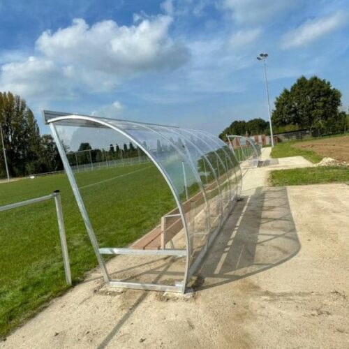 Dugout voetbal model 150 57 Dug-out model DOP150, gelast aluminium, hier afgewerkt met 2-zijdig uv-bestendig slagvast polycarbonaat. Hier gemonteerd op poeren 30x30cm.